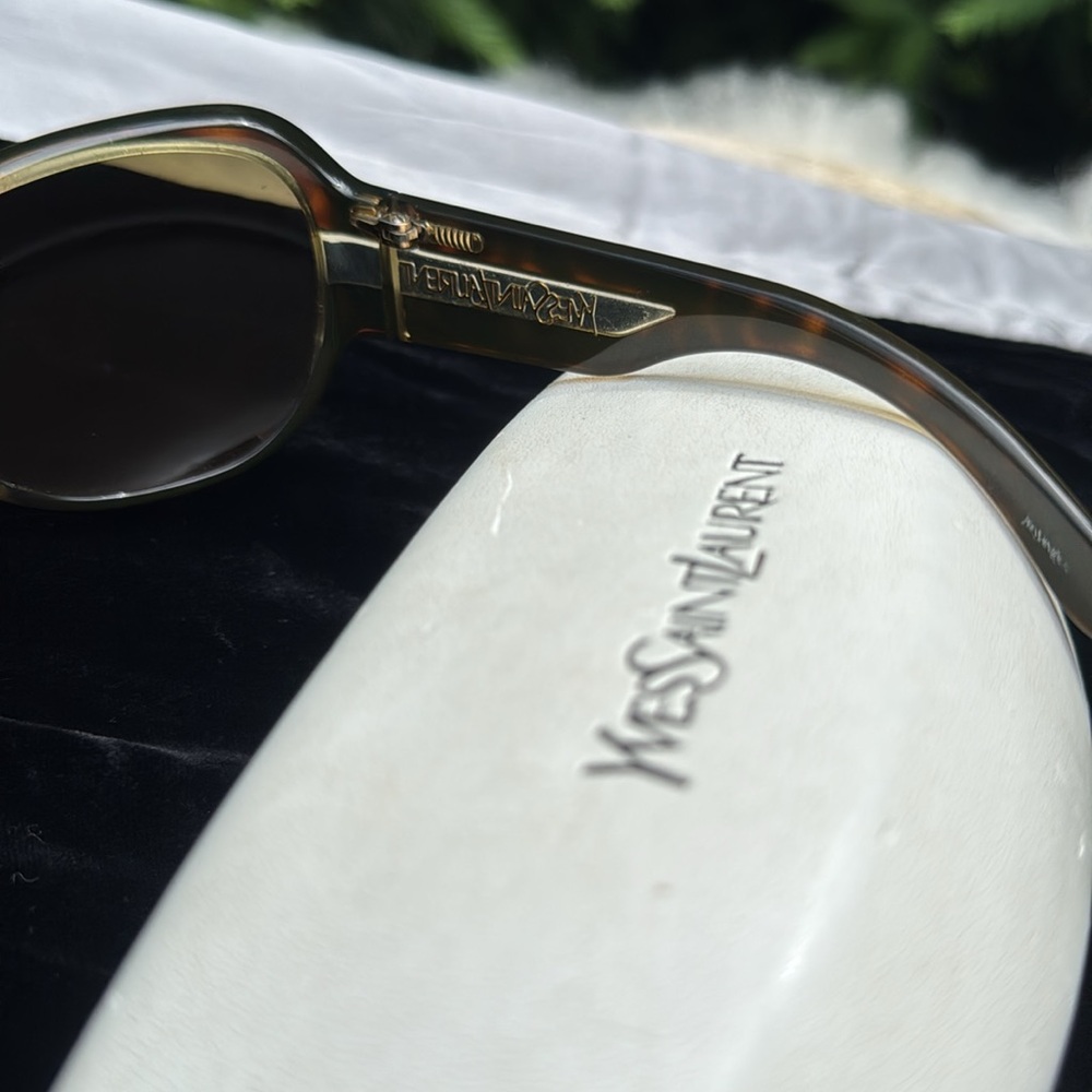 VTG Yves Saint Laurent Tortoise Shell and Gold woman’s Sunglasses with Case - Picture 4 of 8